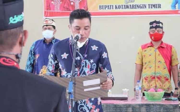 Bupati Kotim Ajak Anggota DPRD Gotong Royong Bersihkan Sejumlah Jalan Dalam Kota