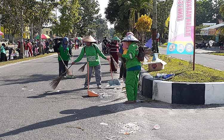 Petugas kebersihan saat membersihkan area car free day di Sukamara.