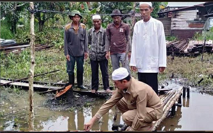 KUA Kapuas Murung Beri Pelayanan Ukur Arah Kiblat Musala di Muara Dadahup
