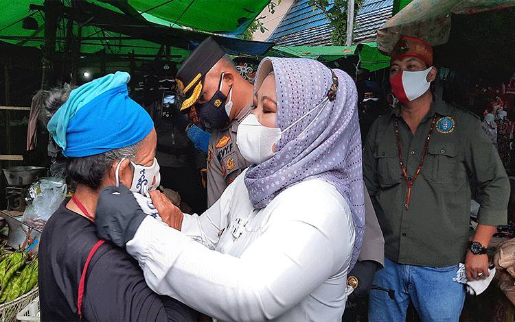 Bupati Kobar Pimpin Bagi Masker Serentak Bersama Forkopimda