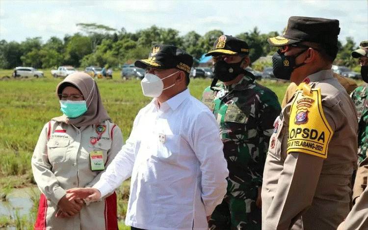 Kepala DTPHP Kalteng Sunarti saat mendampingi Gubernur Kalteng Sugianto Sabran.