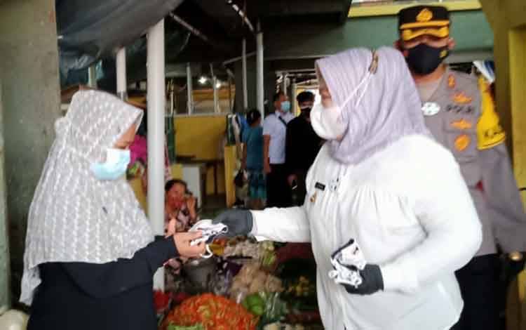 Bupati Kobar Ingatkan Protokol Kesehatan di Pasar Indra Sari