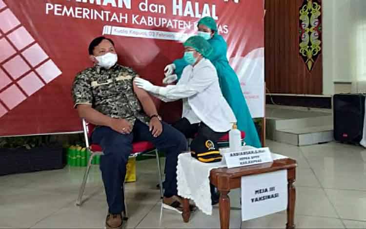 Ketua DPRD Kapuas Divaksinasi Covid-19 Tahap Awal