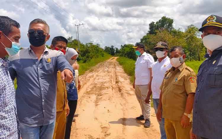 DPRD Kobar Dorong Jalan Rusak Sejumlah Desa di Kolam Segera Diperbaiki