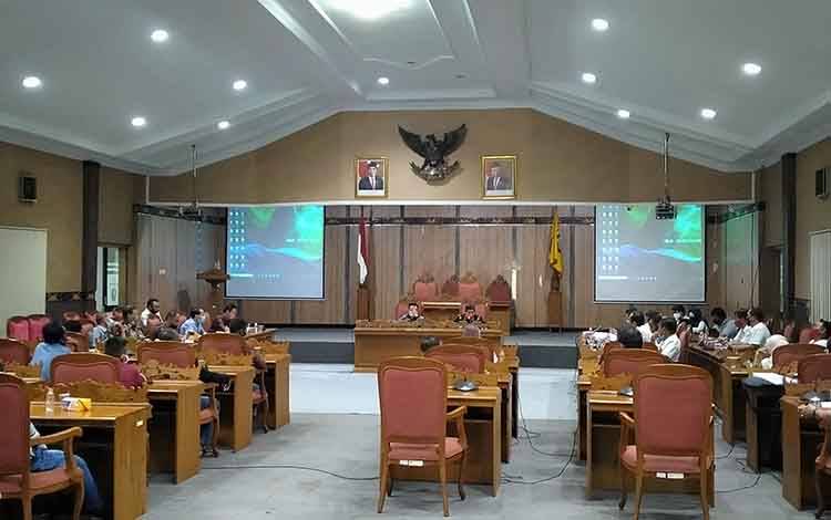 Legislator Ingatkan PT NSP Tidak Boleh Lagi Lintasi Jalan Dusun Terobos