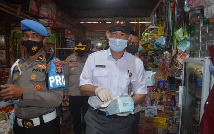 Sekda Kalteng, Fahrizal Fitri saat membagikan masker di Pasar Kahayan, Rabu, 3 Februari 2021.