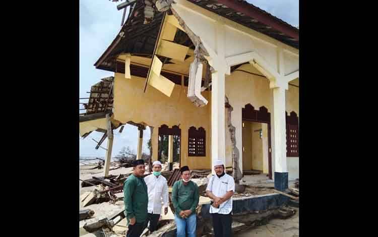 Musala di Pantai Ujung Pandaran Rusak Parah Imbas dari Abrasi