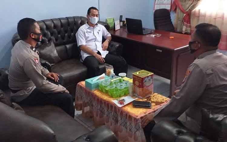 Bhabinkamtibmas menyambangi kelurahan untuk menyampaikan pesan kamtibmas.