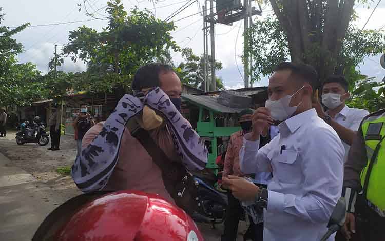 Pemko Palangka Raya Bagikan 10 Ribu Masker untuk Warga Sabaru