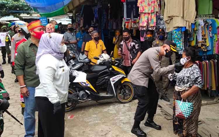 Kapolres Kobar Bagikan 2000 Masker di Pasar Indra Sari