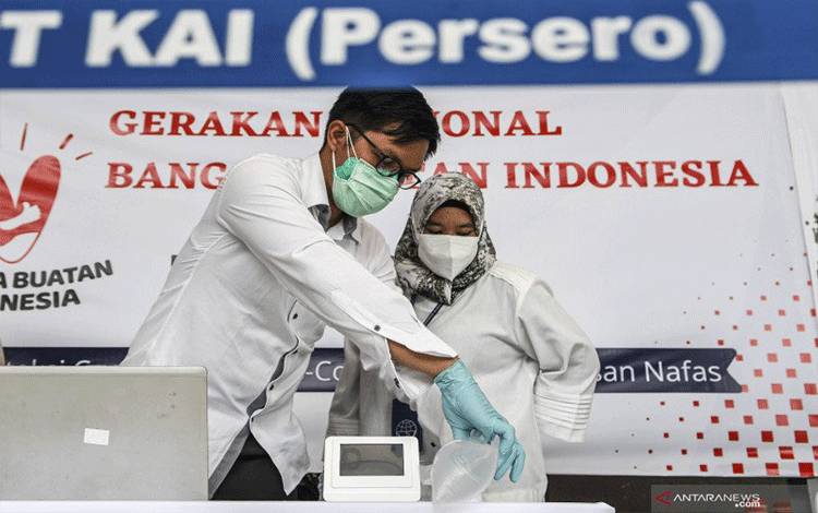 Petugas mengetes kantong nafas milik pegawai PT KAI (Persero) dengan GeNose C19 di Stasiun Pasar Senen, Jakarta, Sabtu (23/1/2021). ANTARA FOTO/M Risyal Hidayat/aww (ANTARA FOTO/M RISYAL HIDAYAT)