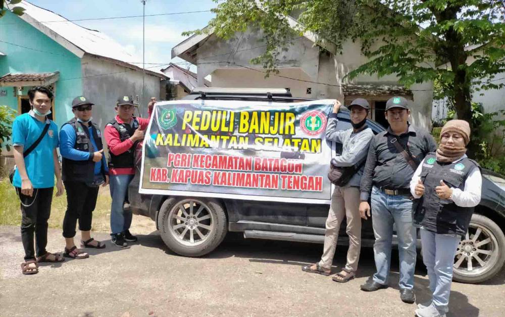 PGRI Kecamatan Bataguh Salurkan Bantuan untuk Korban Banjir di Kalsel