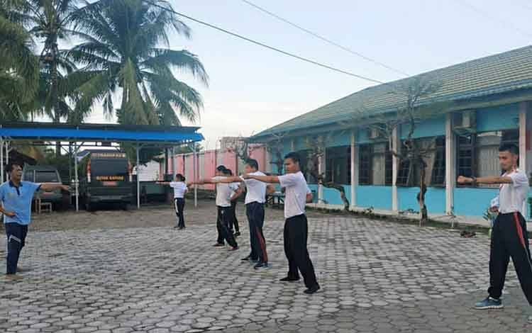 Kepala Rutan Kapuas Beri Keterampilan Bela Diri Silat kepada Petugas Baru