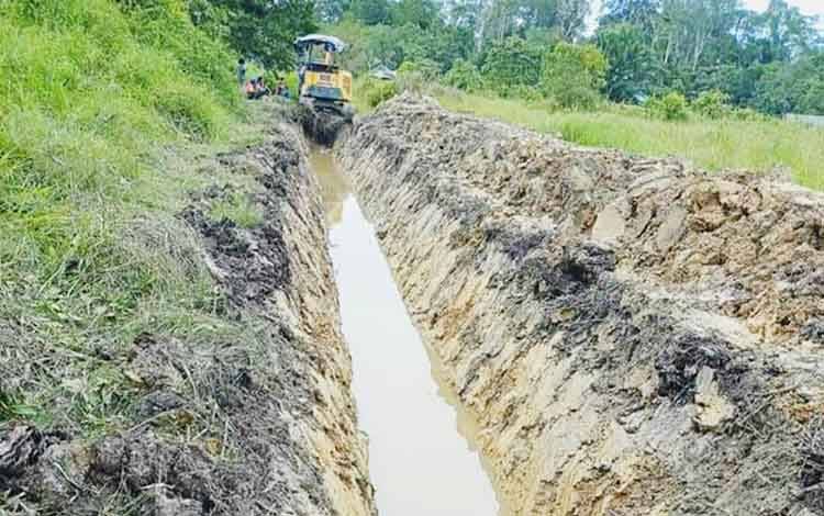 Pembuatan irigasi dalam rangka program optimalisasi lahan rawa di Barito Utara.