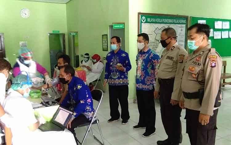 Camat Bataguh Pantau Vaksinasi di Puskesmas Pulau Kupang