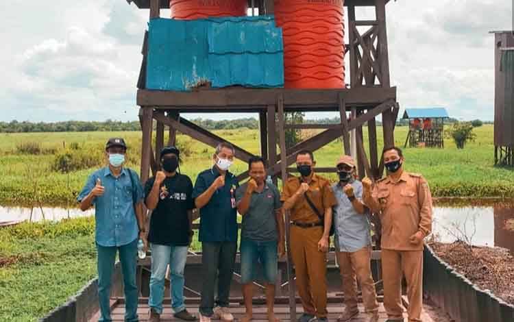 Kepala Dinas PUPR Palangka Raya, Albert Tombak beserta rombongan melihat sarana dan prasarana air bersih di Bereng Bengkel.