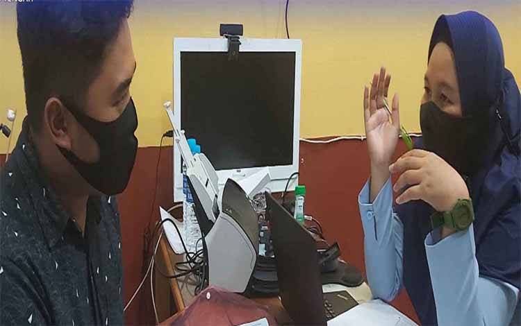Petugas Imigrasi Kelas I Non TPI Palangka Raya melayani salah satu warga yang akan membuat paspor