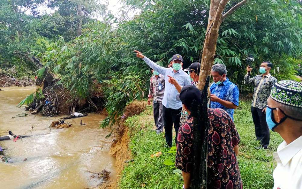 Bupati Barito Utara, H Nadalsyah didampingi Kepala Dinas PUPR M Iman Topik mengecek Sungai Sikuai, Kamis, 4 Februari 2021.