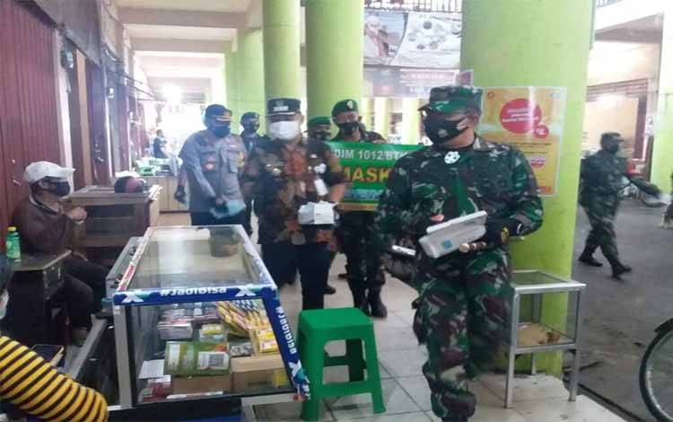 Danrem 102 Panju Panjung Bagikan Masker di Kawasan Plaza Beringin Buntok