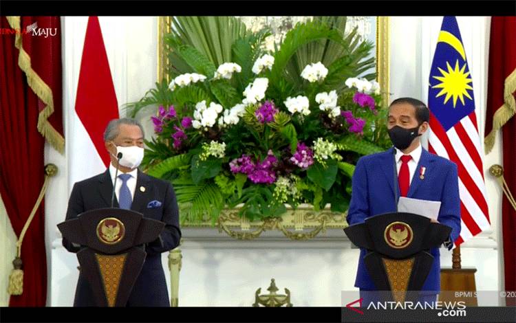 Tangkapan layar konferensi pers bersama Presiden RI Joko Widodo dan Perdana Menteri Malaysia Tan Sri Muhyiddin Yassin di Istana Merdeka, Jakarta, Jumat (5/2). (Youtube Sekretariat Presiden)