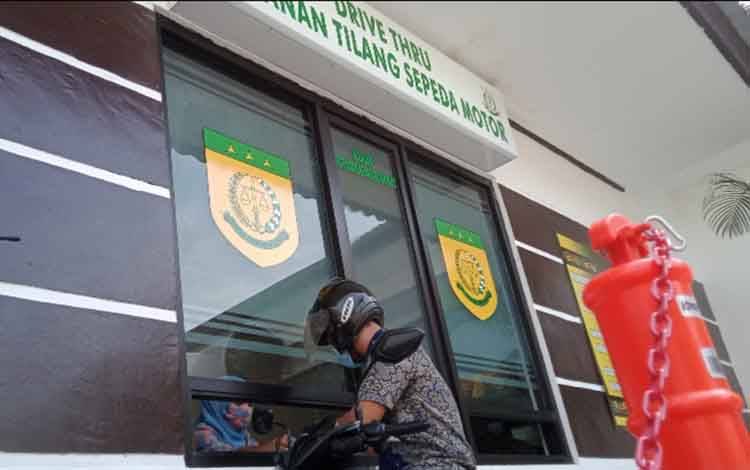 Layanan pengambilan surat kendaraan yang terkena tilang degan cepat menggunakan sistem drive thru yang dilakukan oleh Kejari Kobar.