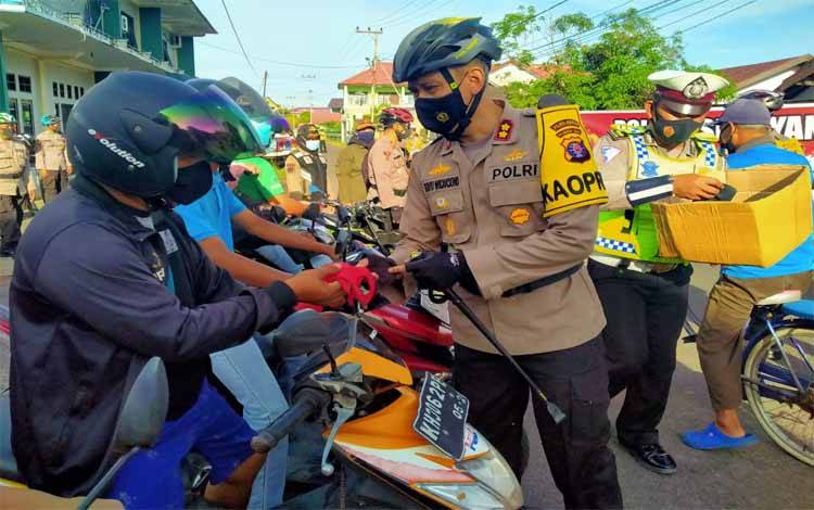 Kapolres Seruyan Bagikan Masker untuk Warga Kuala Pembuang