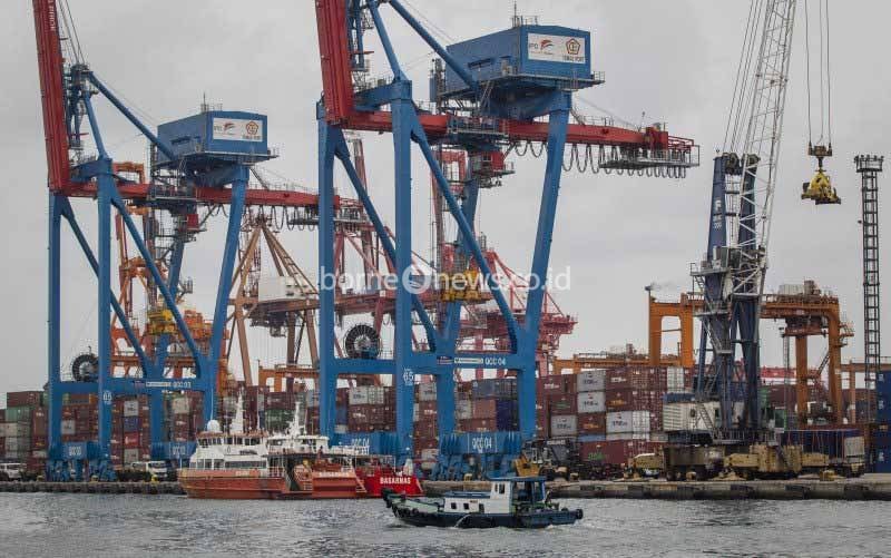 Suasana aktivitas bongkar muat peti kemas di Pelabuhan Tanjung Priok, Jakarta Utara, Kamis (21/1/2021). (foto : ANTARA FOTO/Dhemas Reviyanto)