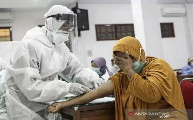 Dokumentasi - Petugas medis melakukan rapid test COVID-19 kepada pedagang di Pasar Beringharjo, DI Yogyakarta, Kamis (4/6/2020). ANTARA FOTO/Hendra Nurdiyansyah/aww/aa. (.)