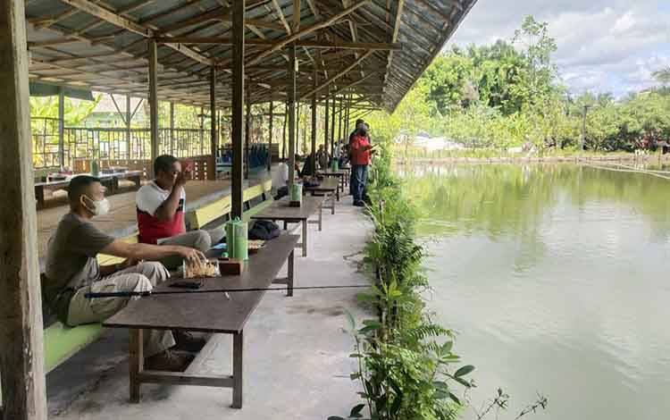 Dandim 1014 Pangkalan Bun, Letkol Arh Drajat Tri Putro memancing bersama wartawan Kobar, Sabtu, 6 Februari 2021.