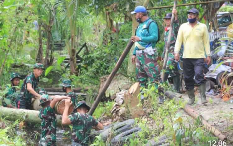 Babinsa Bersama Warga Gotong-royong Bersihkan Saluran Air