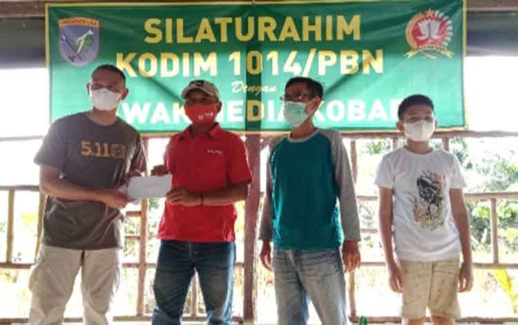 Dandim 1014 Pangkalan Bun Letkol Arh Drajad Tri Putro menyerahkan hadiah pada pemenang lomba mancing, Sabtu, 6 Februari 2021.
