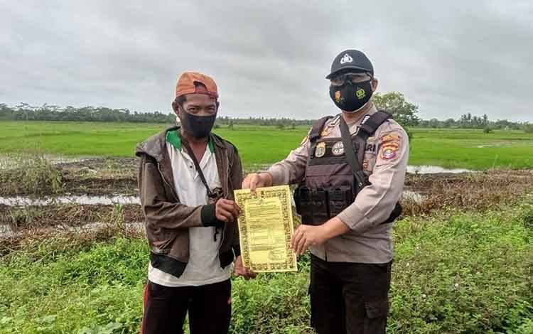 Sosialisasi pencegahan karhutla oleh Bhabinkamtibmas Polsek Seruyan Hilir, Sabtu, 6 Februari 2021.