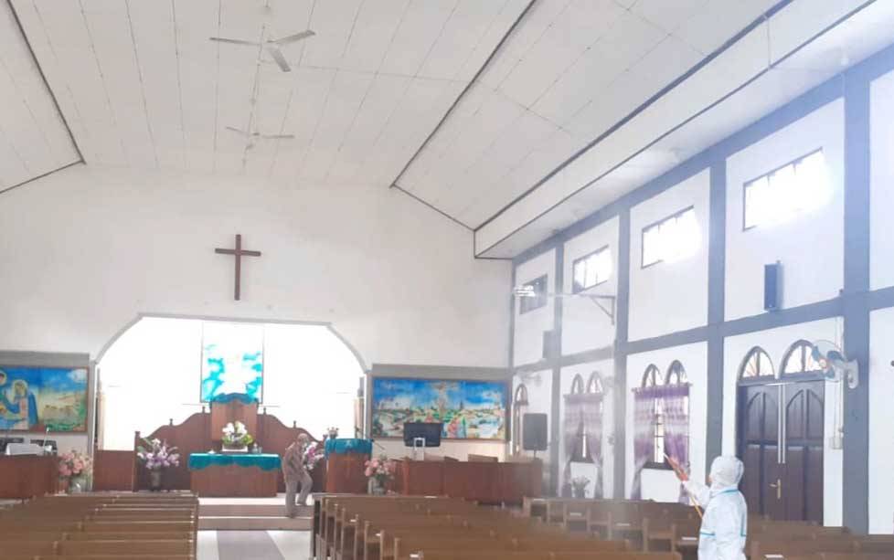 Penyemprotan Disinfektan di Gereja untuk Kurangi Kekhawatiran Jemaat