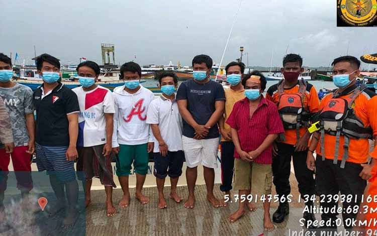 Tim SAR berhasil mengevakuasi delapan awak kapal penampun ikan KM Sandiri yang mengalami mati mesin di perairan laut Pulau Wasir sejak Juma, (5/2) dan kapal tersebut akhirnya tenggelam dihantam gelombang tinggi. (6/2) (daniel leonard)