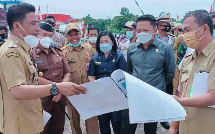 Ketua DPRD Kotawaringin Timur Rinie Anderson (tengah) saat hadir pada peresmian jalan bandara H Asan Sampit