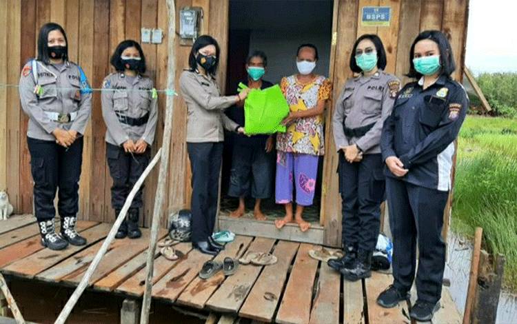 Polwan Polres Kapuas Beri Bantuan Sembako untuk Warga Terdampak Covid-19