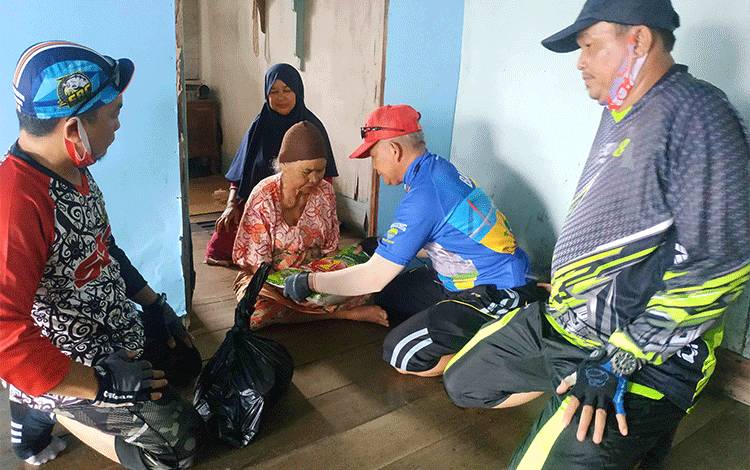 Cara Seruyan Bike Club Bantu Warga yang Membutuhkan