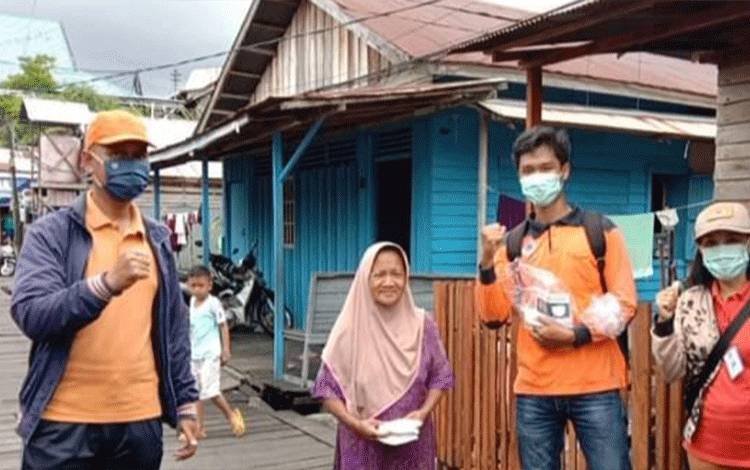 Satgas Covid-19 Kalteng Bagikan Masker di Flamboyan Bawah