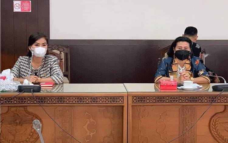Anggota DPRD Kabupaten Gumas Rayaniatie Djangkan (batik biru) ketika menghadiri kunjungan konsolidasi ke DPRD Provinsi Kalteng, terkait kerusakan jalan Palangka Raya-Kuala Kurun, Kamis (4/2).
