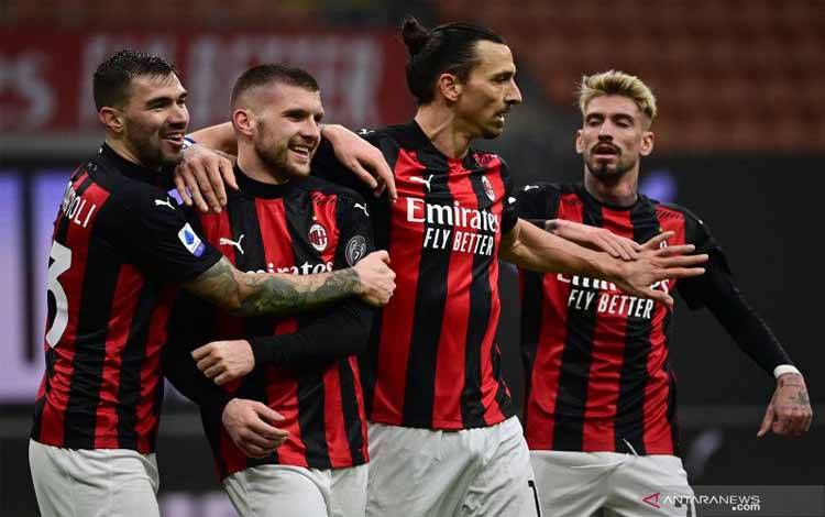 Penyerang AC Milan Ante Rebic (kedua dari kiri), bek Alessio Romagnoli (kiri), penyerang Zlatan Ibrahimovic, dan Samuel Castillejo (kanan) merayakan gol yang tercipta ke gawang Crotone pada pertandingan Liga Italia yang dimainkan di Stadion San Siro, Milan, Minggu (7/2/2021). (ANTARA/AFP/MIGUEL MEDINA)