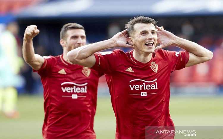 Penyerang Osasuna Ante Budimir merayakan golnya ke gawang Granada dalam lanjutan Liga Spanyol di Stadion El Sadar, Pamplona, Spanyol, Minggu (24/1/2021). Budimir kembali mencetak gol untuk menentukan kemenangan atas Eibar pada Minggu (7/2/2021). (ANTARA/REUTERS/SIPA USA/Fernando Sipal)