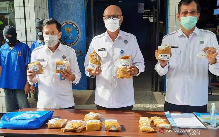 Kepala BNNP Kalimantan Selatan Brigjen Pol Jackson Arison Lapalonga saat rilis tersangka dan barang bukti sabu