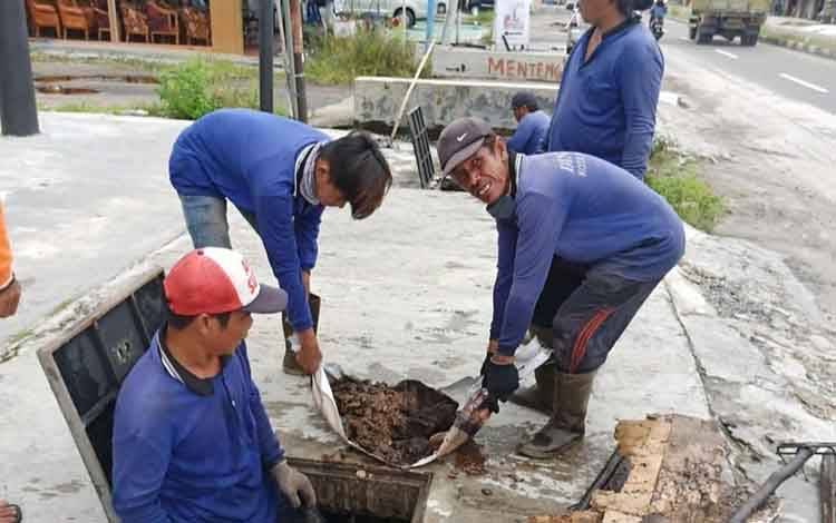 Pekerja lapangan saat membersihkan drainase di pemukiman warga Palangka Raya