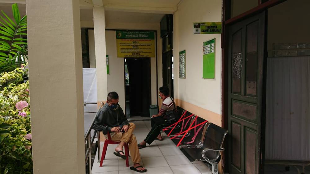 Aktivitas warga di Puskesmas Menteng.
