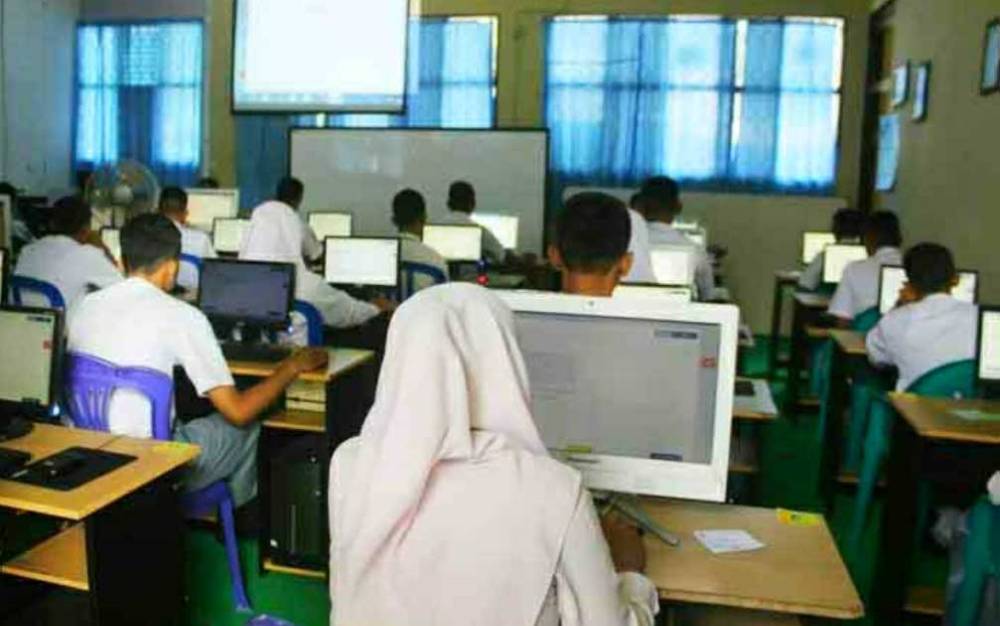 Ilustrasi ujian menggunakan komputer.