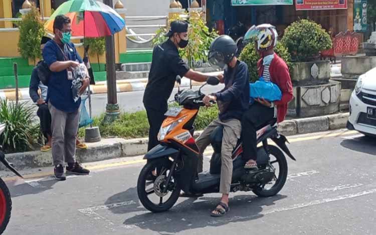 Peringati HPN 2021, Jurnalis di Kobar Bagikan Masker