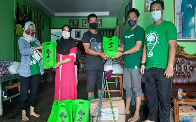 Relawan Lindungi Hutan Kapuas Serahkan Bantuan untuk Korban Banjir Kalsel