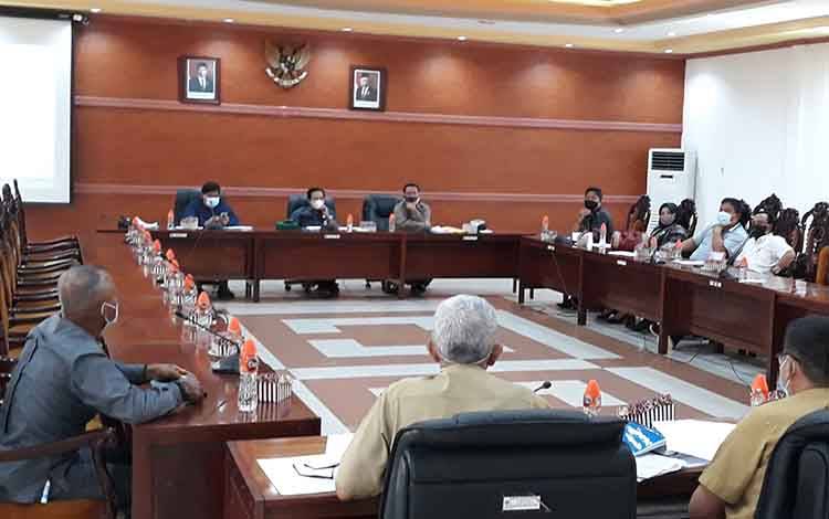 Bapemperda DPRD Kapuas Gelar Rapat Bersama Eksekutif Mantapkan Pembahasan Dua Raperda Ini
