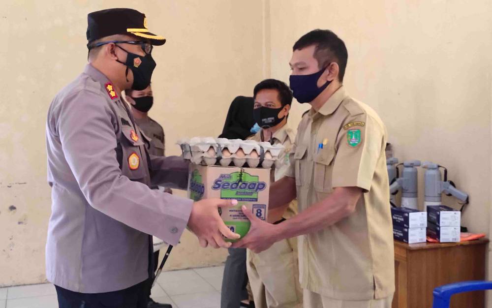 Kapolres Sukamara Berikan Bantuan Sosial untuk Warga Positif Covid-19