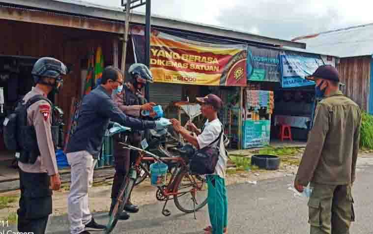 Polda Kalteng Kembali Bagikan Masker di Palangka Raya